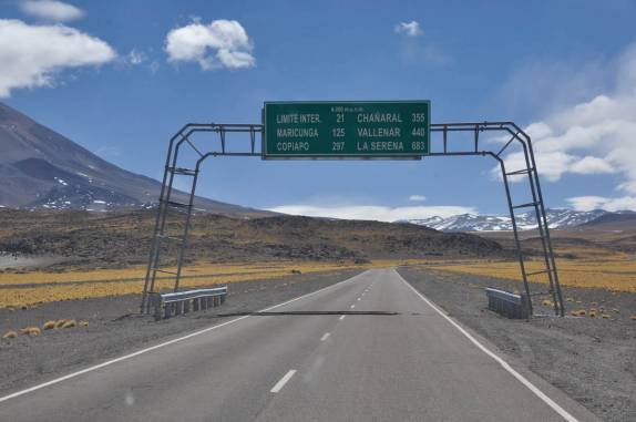 Passando pela imigração argentina, a caminho da fronteira com o Chile, no Paso San Francisco